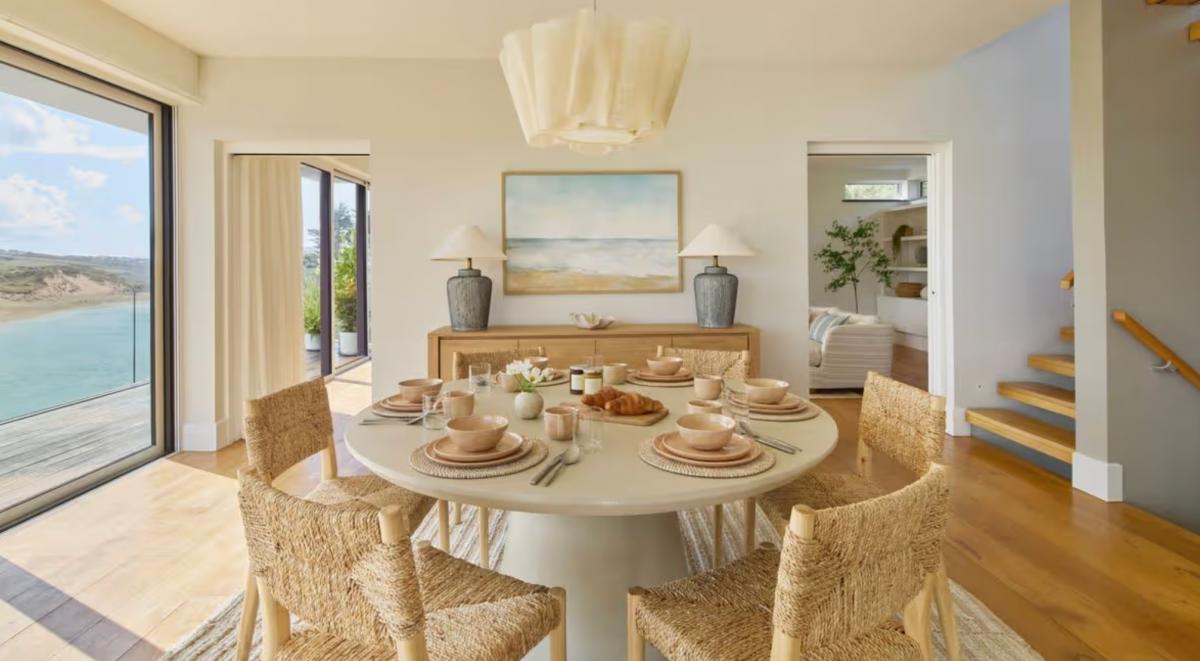 Обеденный стол в современном особняке