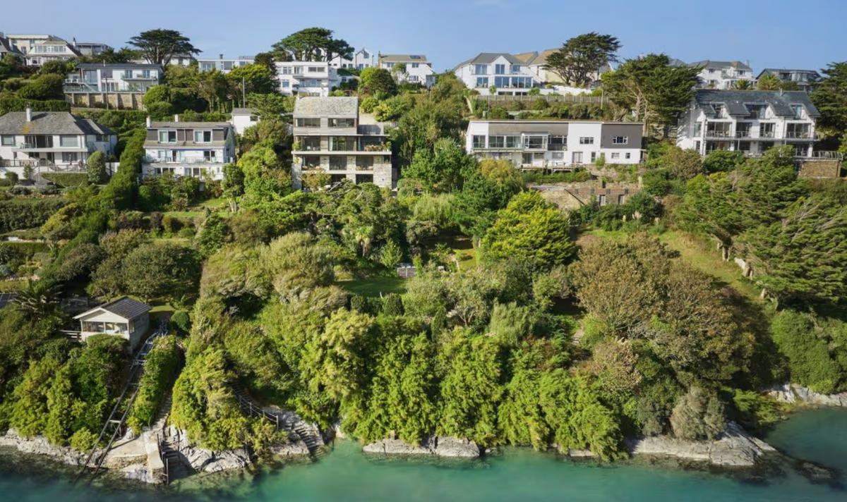 Современный особняк на берегу моря