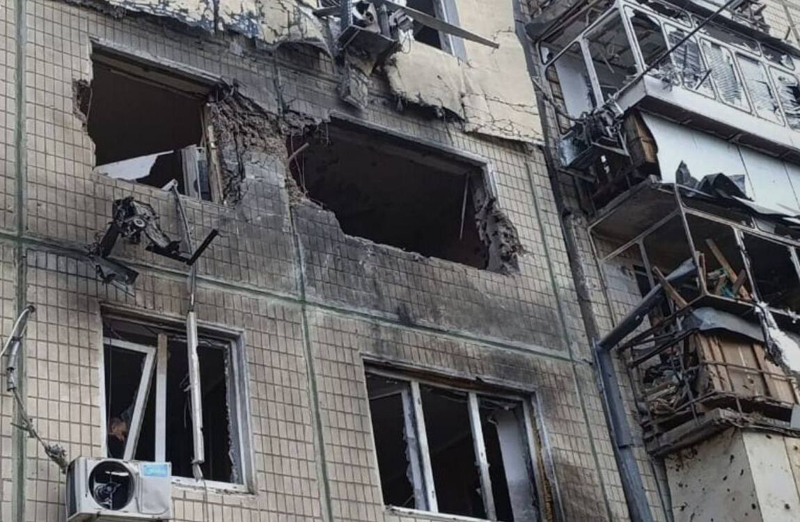 Удар вызвал масштабные разрушения вокруг места попадания