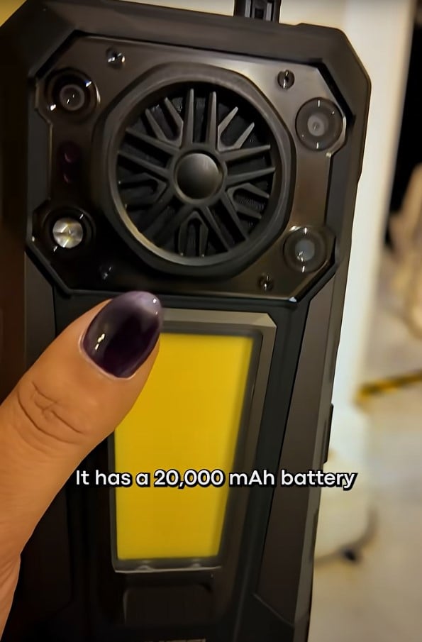 Новый телефон получил мощный фонарик