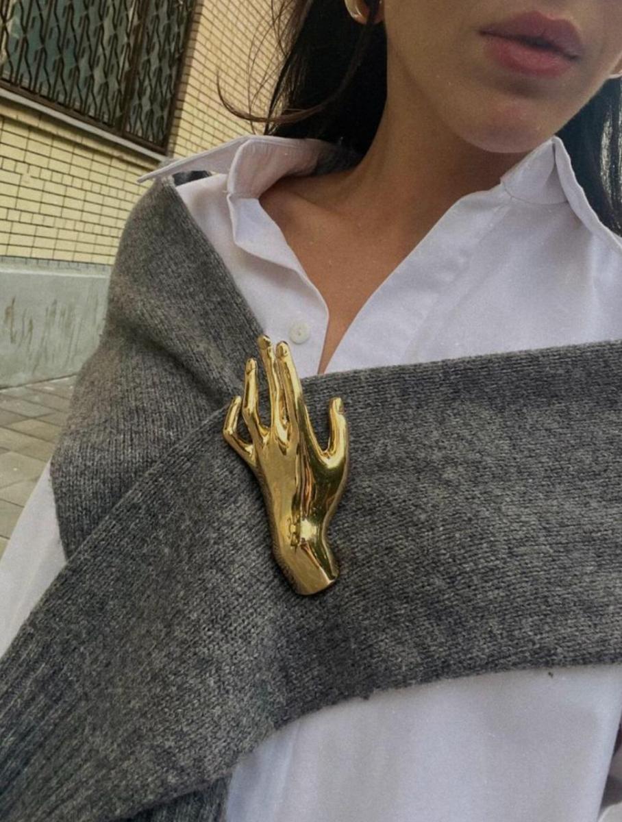 Брошь на свитере Брошь на свитере