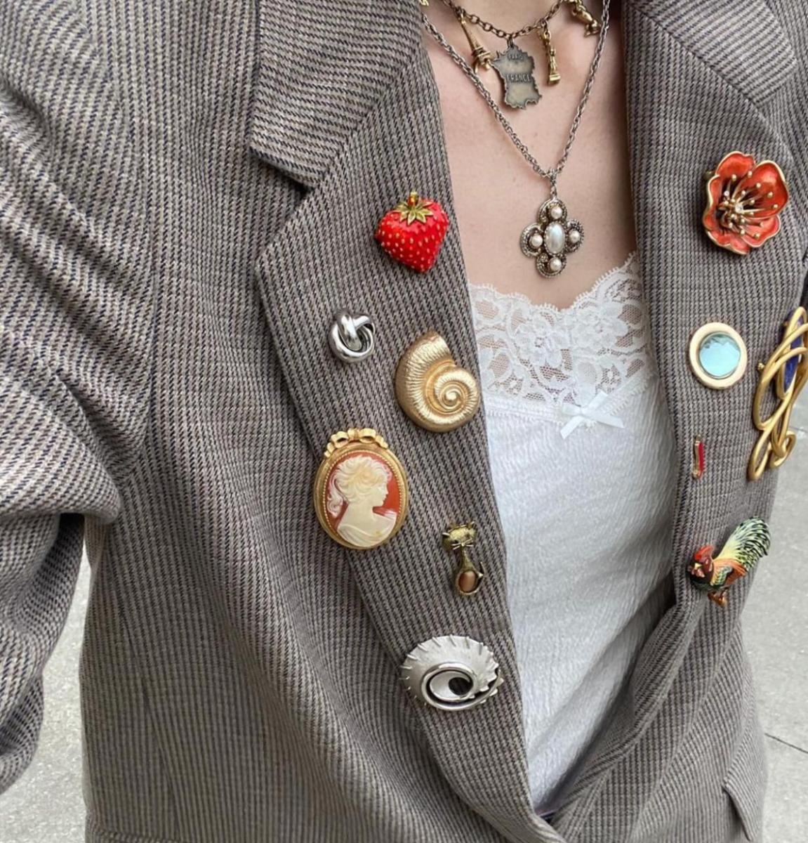 Броши на жакете Броши на жакете