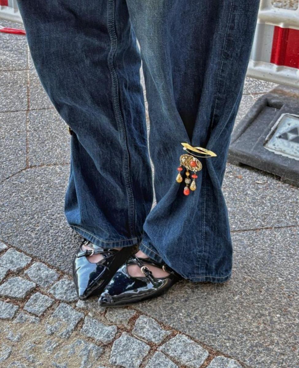 Брошь на брюках Брошь на брюках