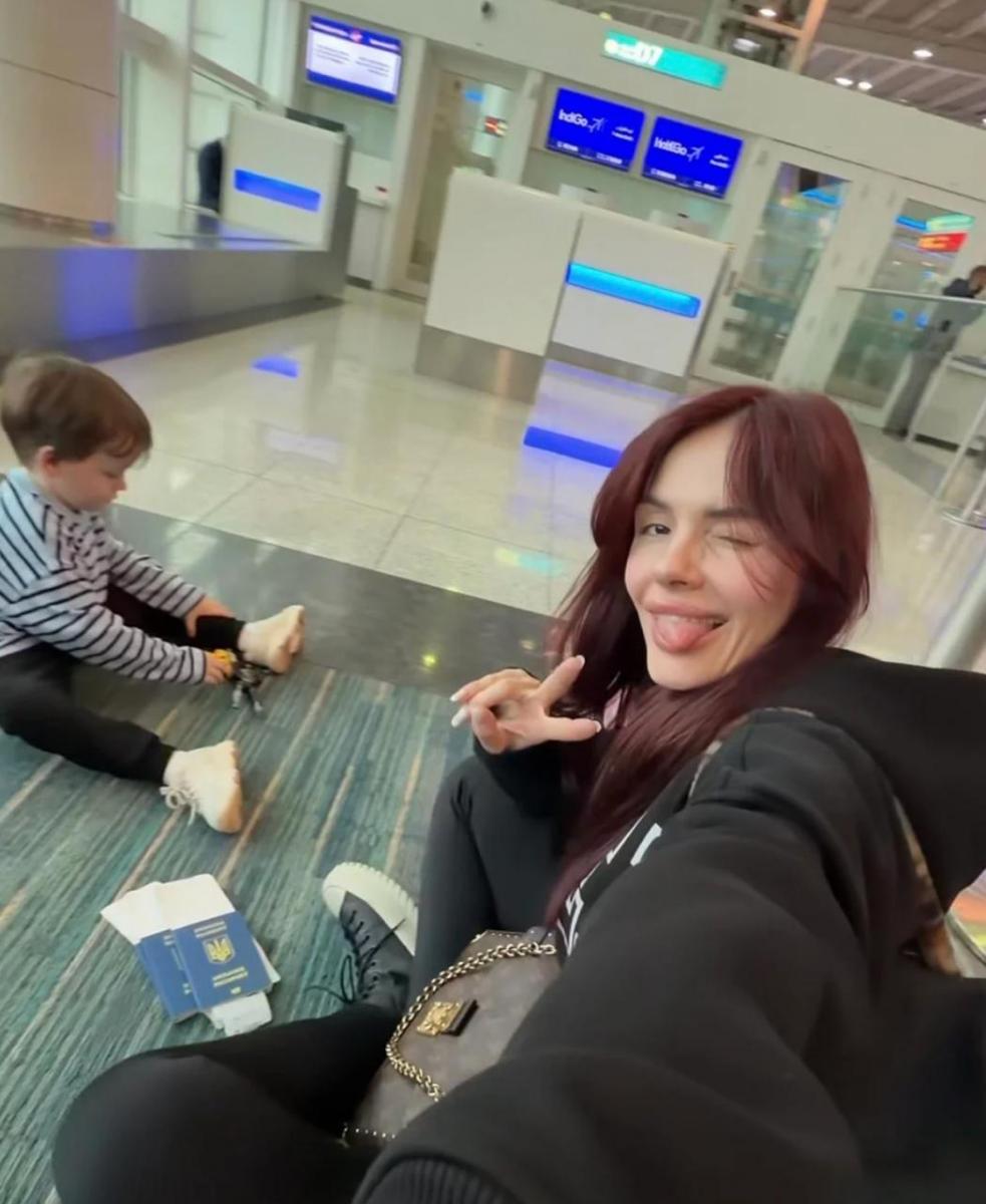 MamaRika з сином в аеропорту
