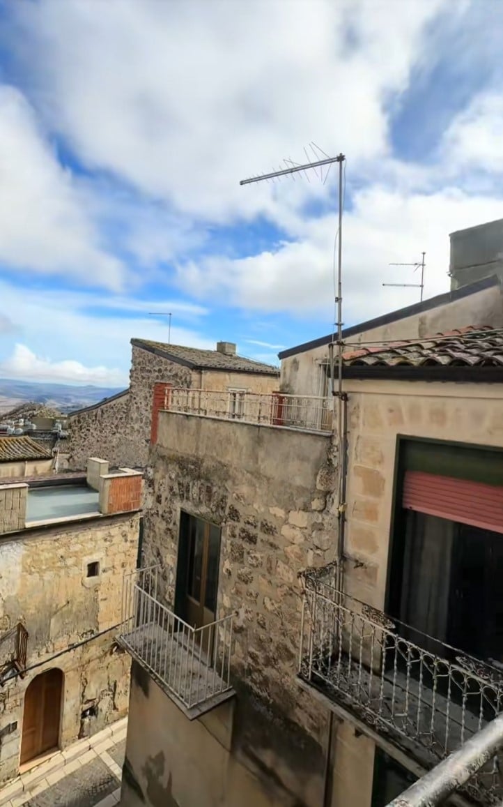 З вікон нового будинку відкривається вид на середньовічний замок