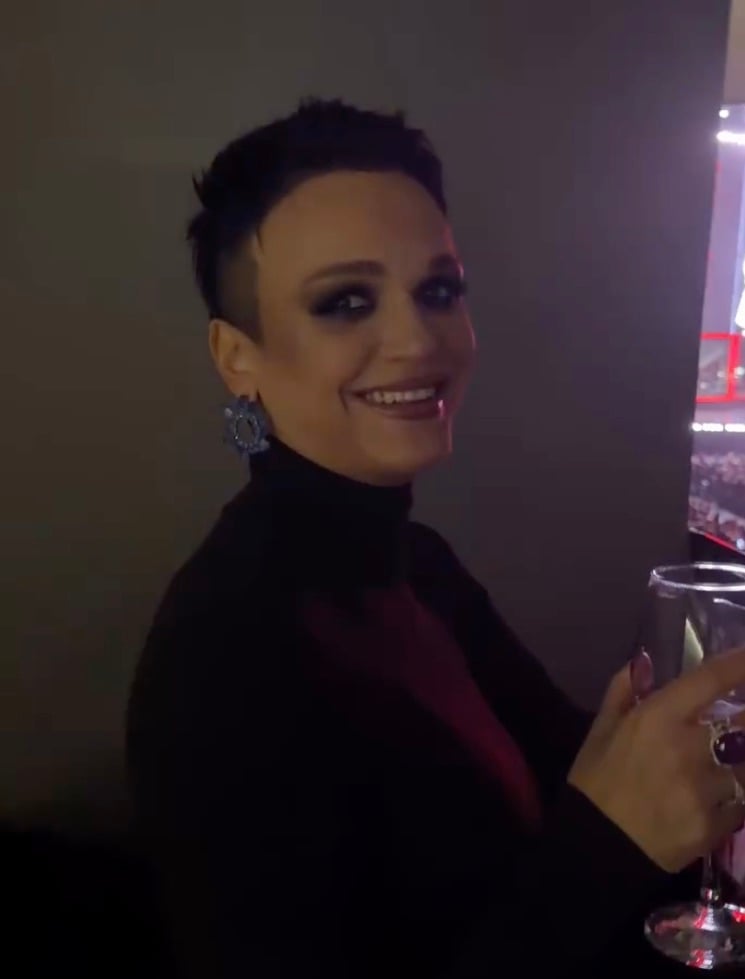 Певица Слава избавилась от волос 