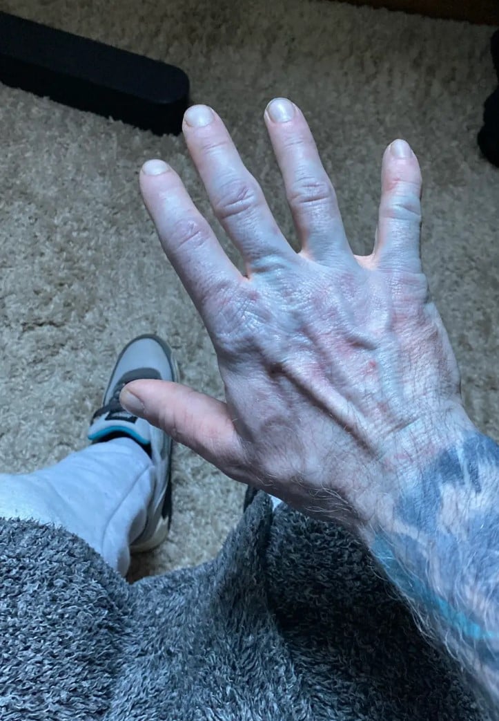 Чоловік кілька днів спав на нових простирадлах