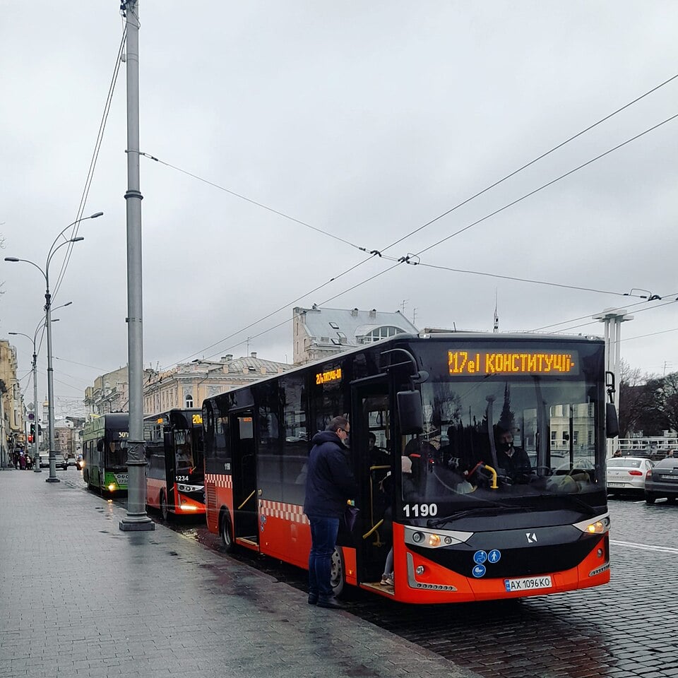 Проїзд дорожчає по Україні: де вже підняли ціни, хто стримує тарифи і чому це неминуче