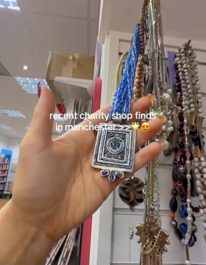 Серед знахідок виявилися джинси, біжутерія, топи, хутряна куртка, пальто і навіть дизайнерська сумка,