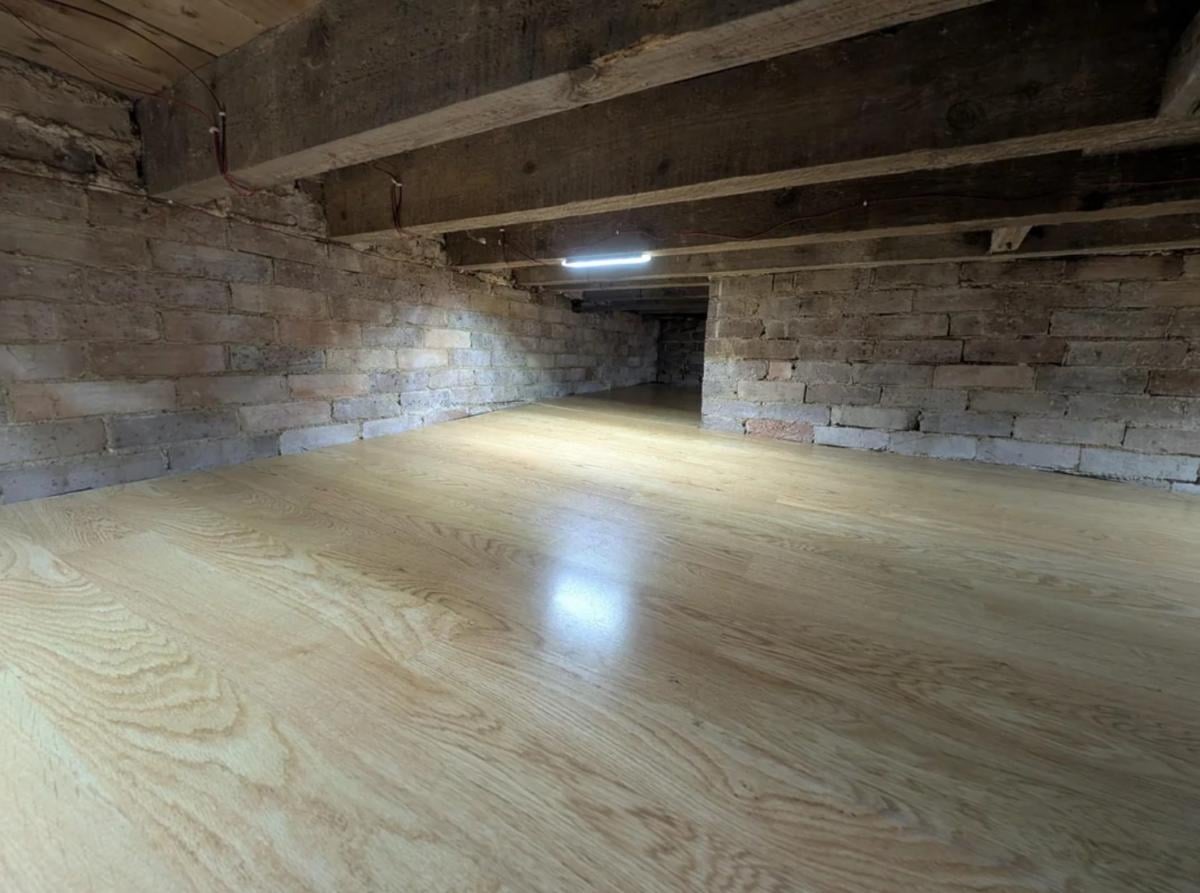 Власник вирішив перетворити приховане приміщення на повноцінний складський поверх