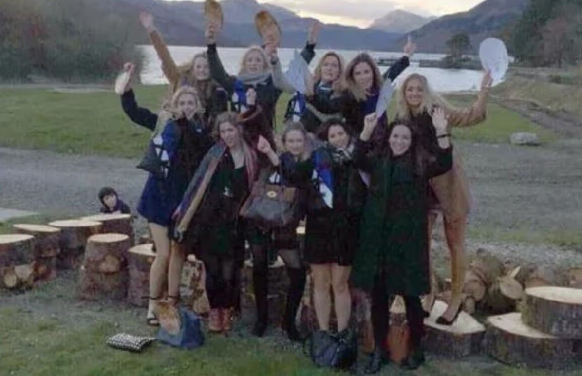 На фото за дерев'яним пеньком видно силует дитини