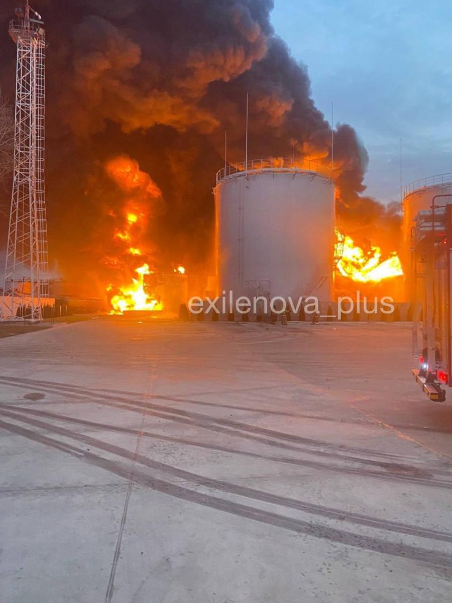 Нефтебаза в Лабинске охвачена огнем 