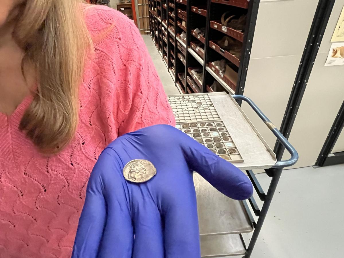 Звичайна здача в автобусі виявилась скарбом: як вона виглядала та чим виявилась