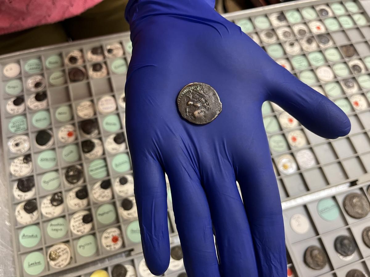 Звичайна здача в автобусі виявилась скарбом: як вона виглядала та чим виявилась