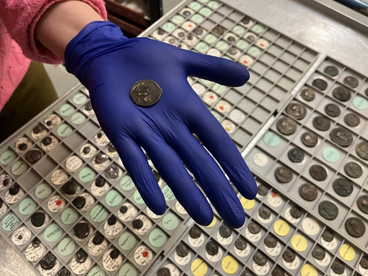 Звичайна здача в автобусі виявилась скарбом: як вона виглядала та чим виявилась