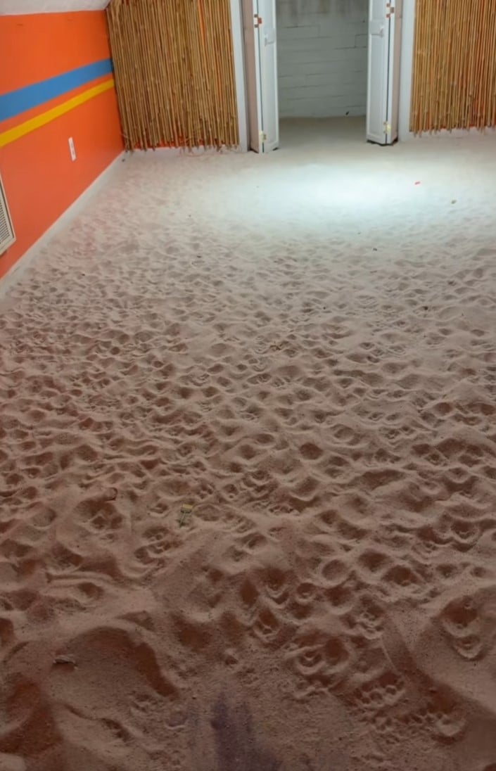 Пісок у кімнаті був призначений для дітей