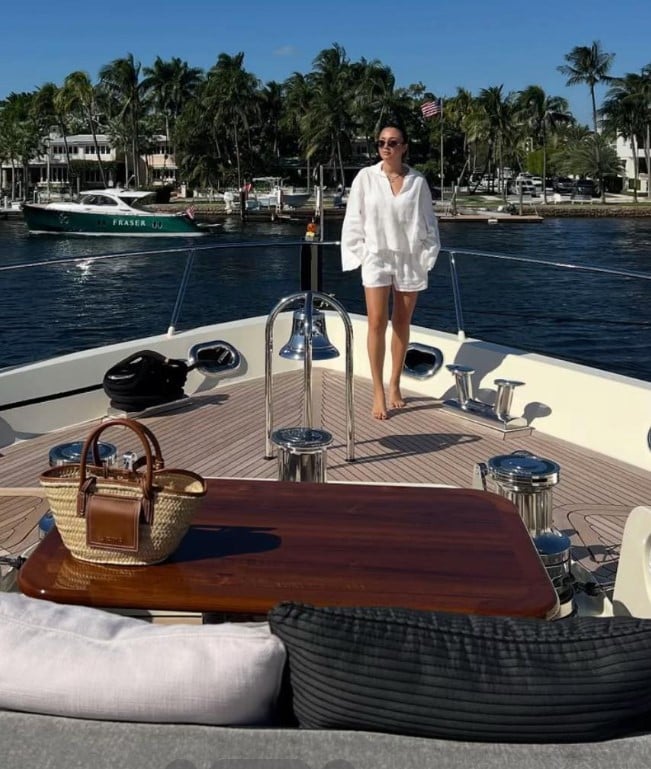 Дівчина працює на розкішній яхті