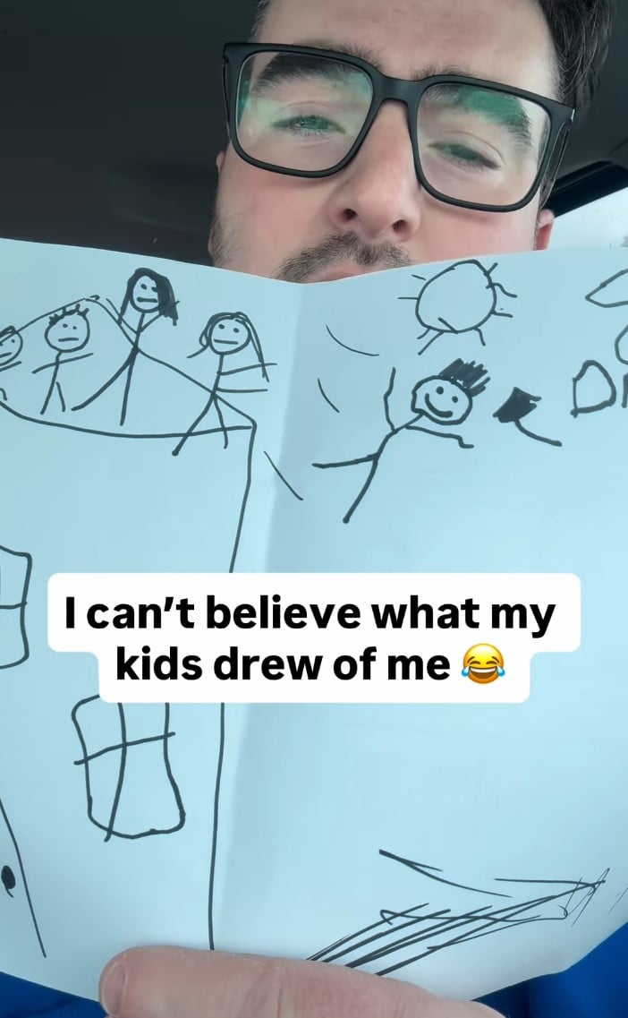 Дівчинка намалювала сім’ю на даху