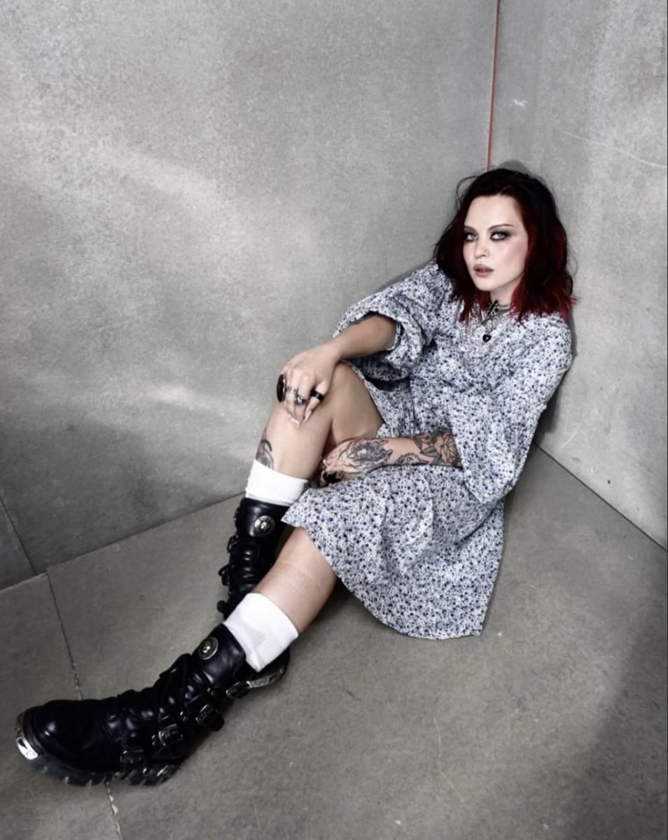 Певица YUKO будет сдавать экзамен