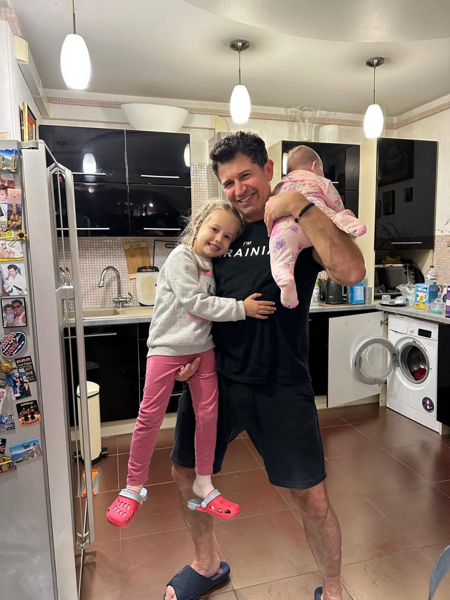 Андрій Джеджула з доньками