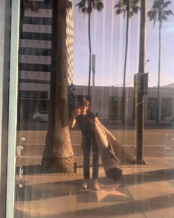 Дівчина забрала додому килим із церемонії 