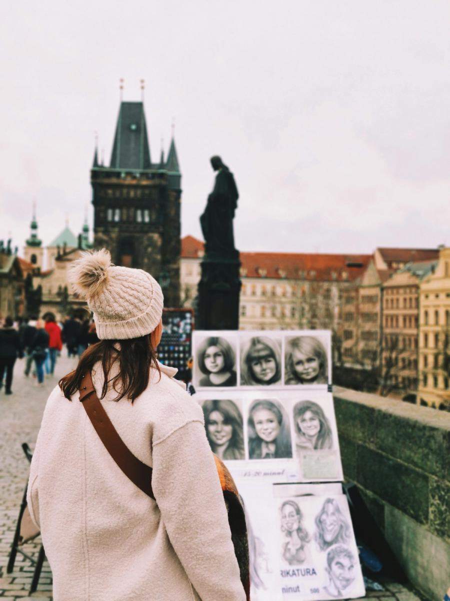 Жінка розповіла, що відмова від макіяжу допомогла їй уникнути зайвої уваги під час подорожей