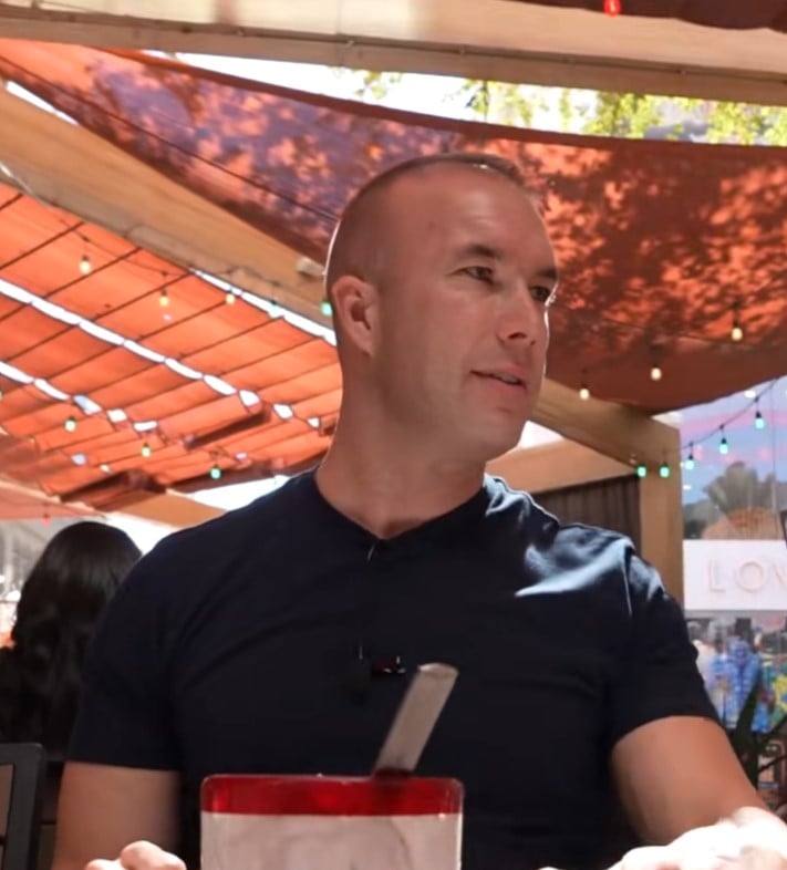 Чоловік помітив, що в ресторанах дедалі частіше з’являються приховані збори