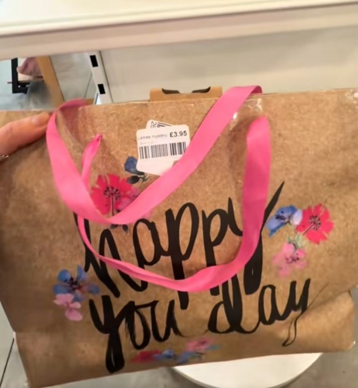 Загадковий пакет із благодійного магазину