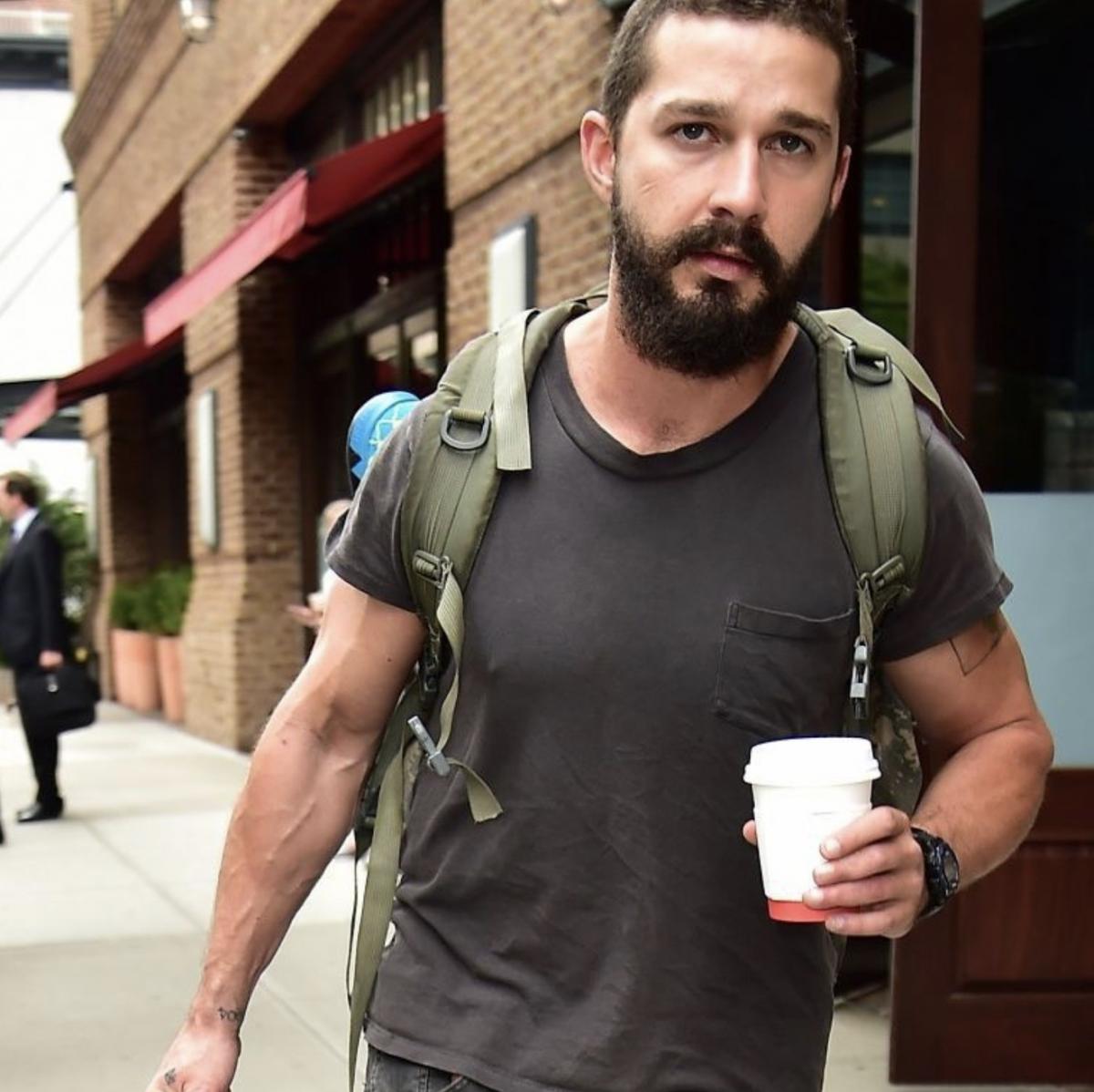 Шайа ЛаБаф поводиться дивно Шайа ЛаБаф поводиться дивно