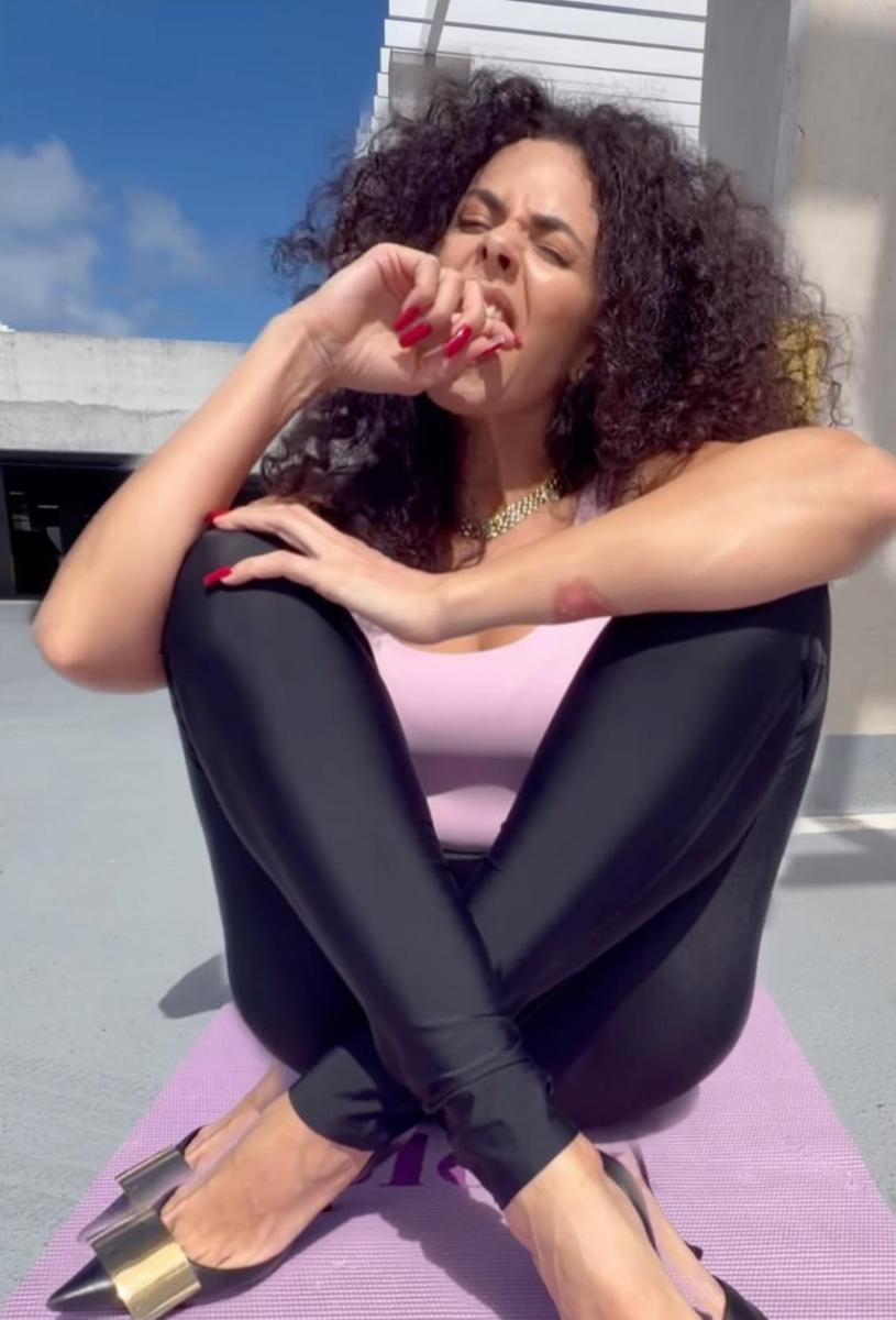 Настя Каменських — рана на руці