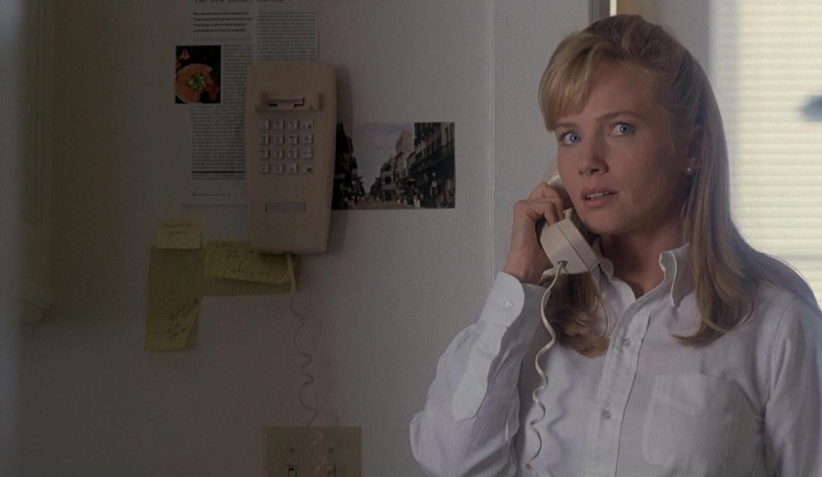 Рука, що гойдає колиску