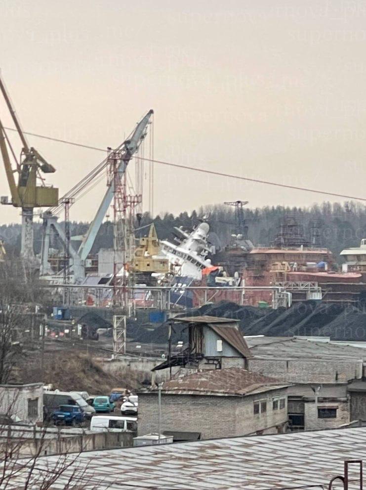 У порту Виборга тоне корабель