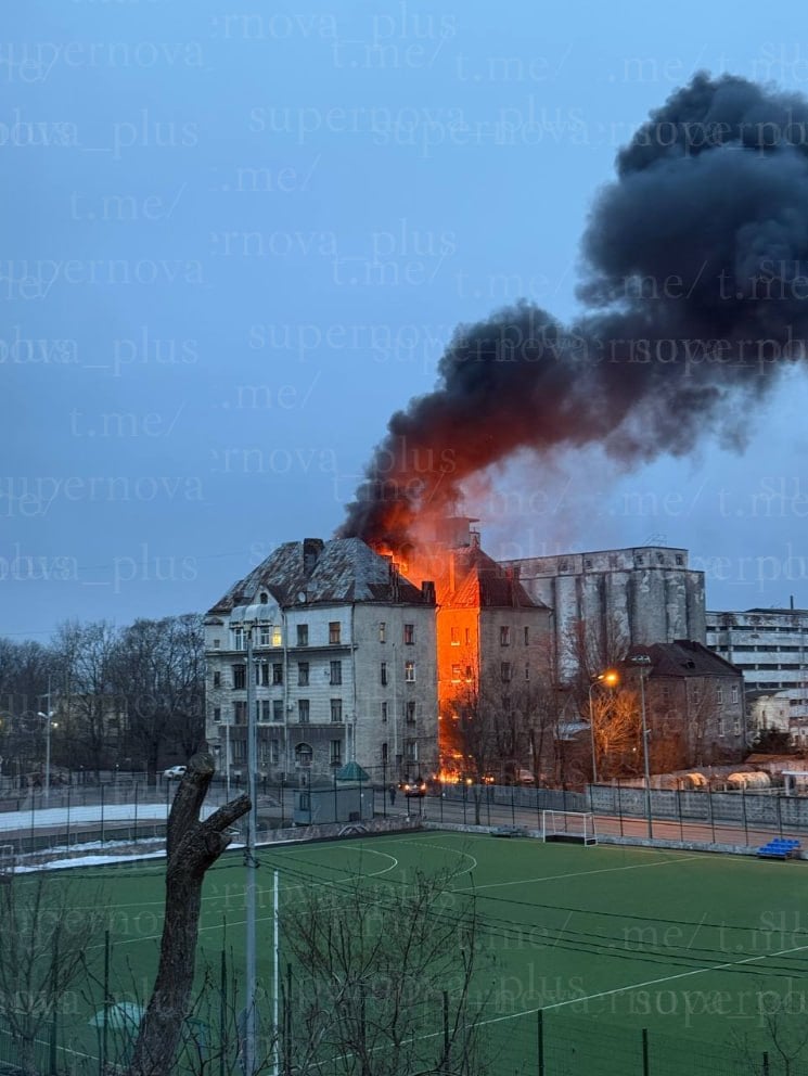 У Виборзі горить будівля ФСБ
