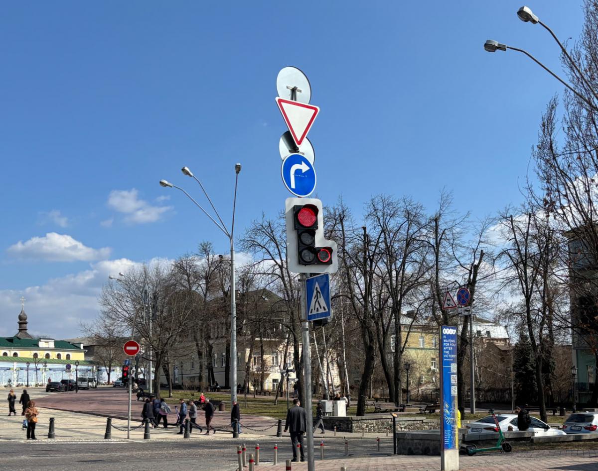 На світлофорах в Україні з’явилося нове червоне коло: про що воно інформує