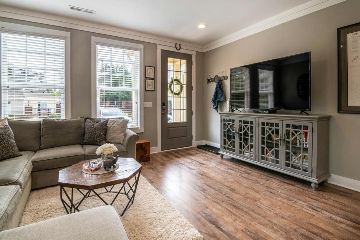 Скляні вхідні двері пропускають багато світла Скляні вхідні двері пропускають багато світла