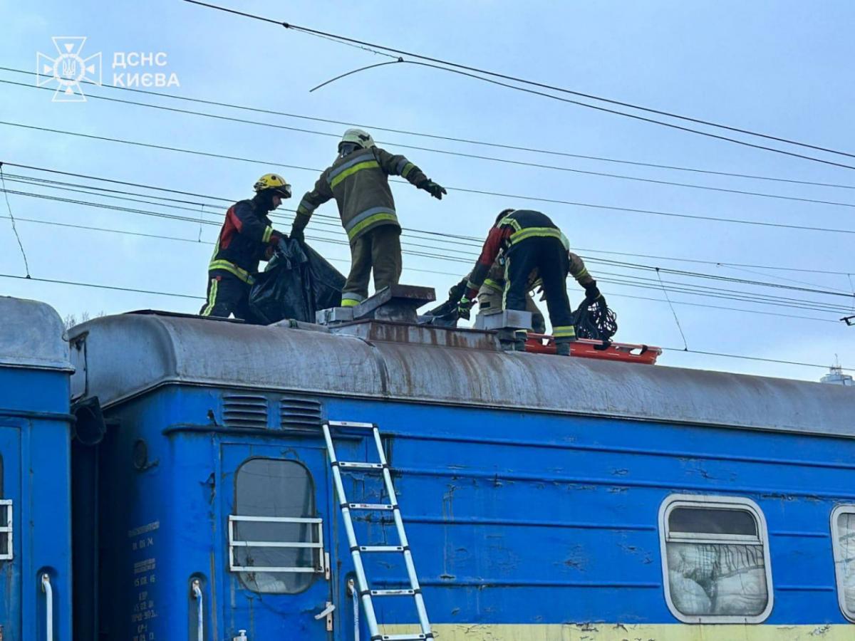 У Києві підлітків уразило струмом на даху потяга