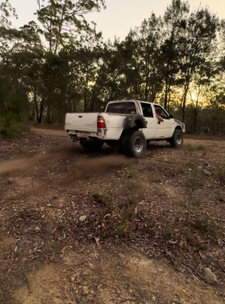 Чоловік використовує старі дизельні двигуни з механічними паливними насосами Чоловік використовує старі дизельні двигуни з механічними паливними насосами