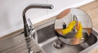 Как вернуть блеск раковинам и кранам: неожиданное средство, которое работает безотказно
