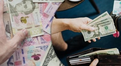 Доллар взлетел до невиданного рекорда, евро пошел вверх: курс валют на 13 марта