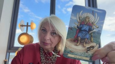 Гороскоп Таро на квітень 2026 року: Ракам — свято, Левам — гроші, Дівам — зміни