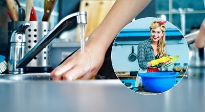 Моет посуду