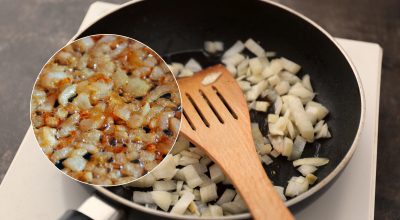 Вийде ідеально посмажена цибуля: дрібку чого слід додати прямо на сковорідку