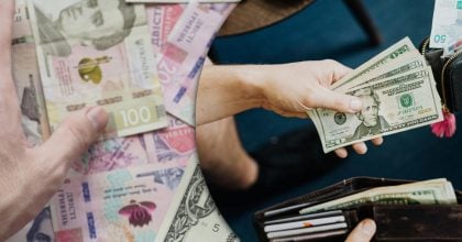 Долар злетів до небаченого рекорду, євро пішов вгору: курс валют на 13 березня