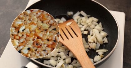 Вийде ідеально посмажена цибуля: дрібку чого слід додати прямо на сковорідку