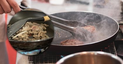 М’ясо більше не прилипне до сковорідки: кулінарний трюк, про який знають одиниці