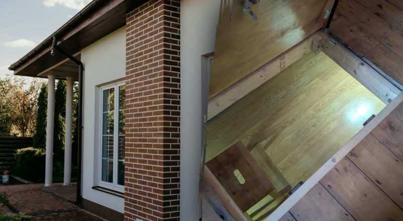 Мужчина нашел тайный отсек под полом: люди не поверили своим глазам