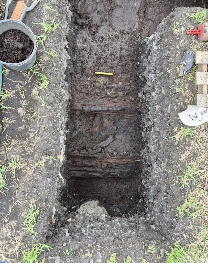 Під товстим шаром каменю на глибині близько метра було виявлено дерев'яні конструкції