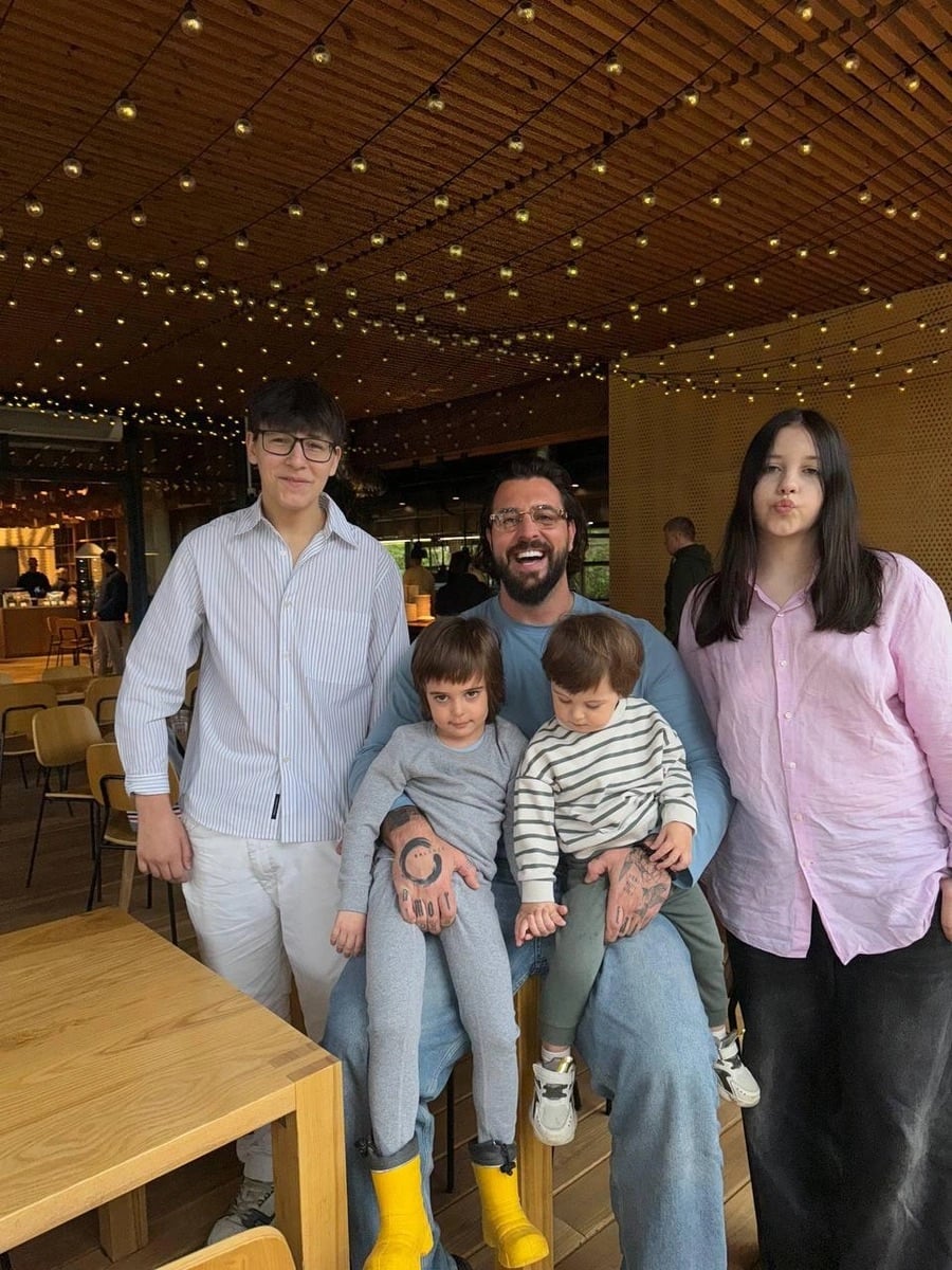 У него осталось 4 детей 