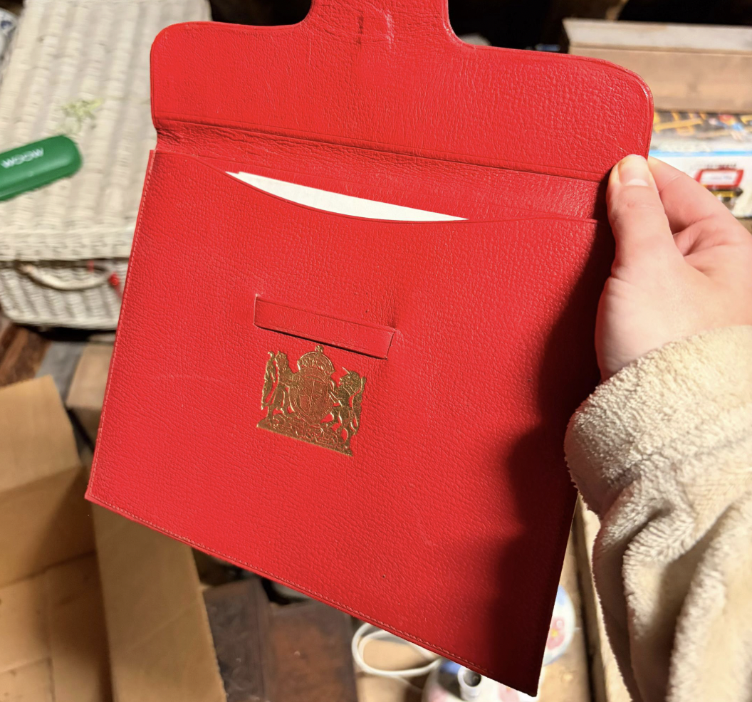 Вміст сейфа виявився скромним, але зворушливим