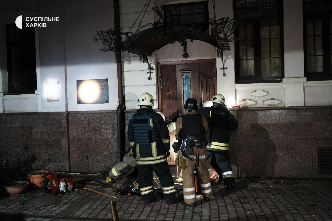 Последствия удара российского беспилотника в одном из районов Харькова 2 апреля